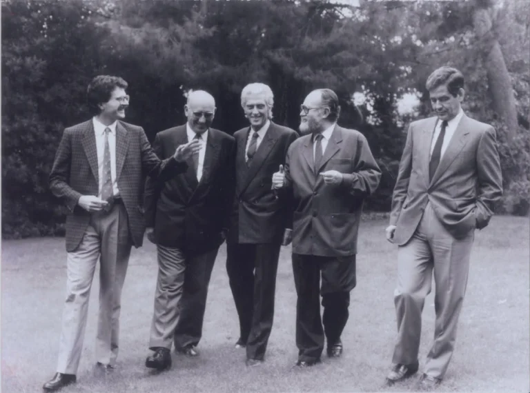 Fundadores de M&A Fusiones y Adquisiciones paseando en un jardín, fotografía de archivo